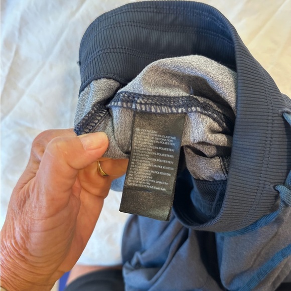 Small Women’s The North Face Aphrodite Jogger Capri Pants in blue. - Picture 4 of 7